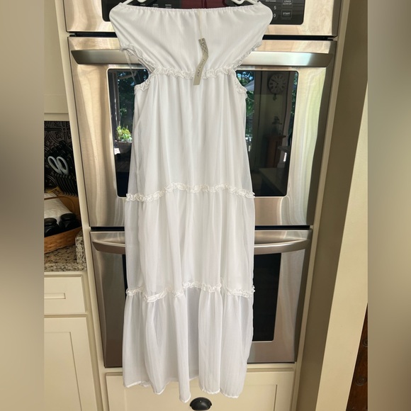 NWT Beautiful strapless white dress with open sides. Size medium. - Picture 4 of 7